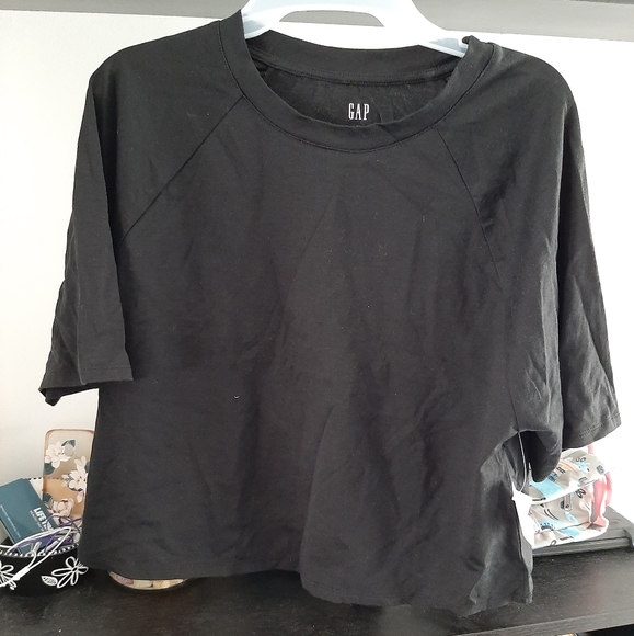 Nwt thick crop top from gap...fits very big - Picture 1 of 2